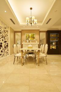 Fotografie z fotogalerie ubytování Elegance, luxury 4 bedrooms golf course view Ciputra Apartment v Hanoji