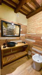 bagno con lavandino e servizi igienici di Le Dimore dei Ritaldi a Castel Ritaldi