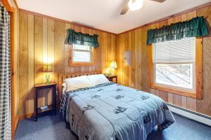 een slaapkamer met houten wanden en een bed in een kamer bij Owl's Nest in Greenville