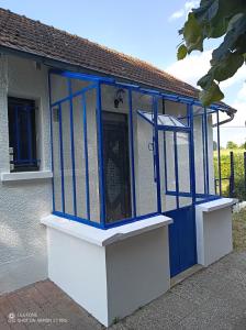 een huis met een blauwe en witte deur bij Maison Éclusière proche de Beauval in Noyers-sur-Cher