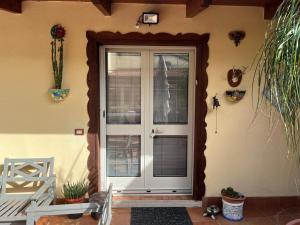 una puerta delantera de una casa con plantas en L'Approdo 2, en Casalnuovo di Napoli
