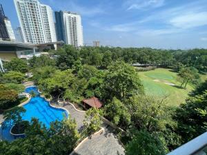 O vedere a piscinei de la sau din apropiere de Elegance, luxury 4 bedrooms golf course view Ciputra Apartment