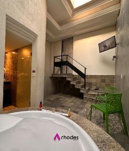 Rhodes Hotel Recife في ريسيفي: حوض استحمام في الحمام مع درج