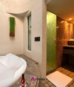 een badkamer met een bad en een douche bij Rhodes Hotel Recife in Recife
