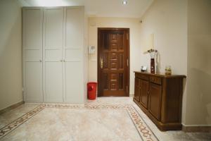 a room with a closet and a wooden door at Praza do Concello The Way in Negreira