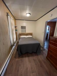 Un pat sau paturi într-o cameră la East Side Motel & Cabins