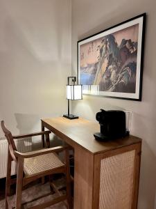 een bureau met een lamp en een stoel in een kamer bij Kyoto Rooms Winchester in Winchester