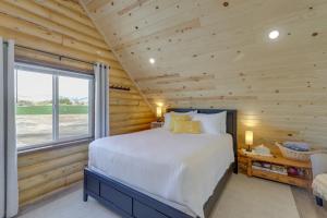- une chambre avec un grand lit dans une cabane en rondins dans l'établissement Secluded Grand Junction Getaway with Sweeping Views!, à Fruita