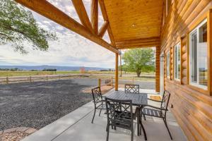 une terrasse avec une table et des chaises dans une maison dans l'établissement Secluded Grand Junction Getaway with Sweeping Views!, à Fruita