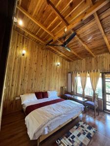 Ένα ή περισσότερα κρεβάτια σε δωμάτιο στο The Wooden Umbrella Near Kaichi Dhaam