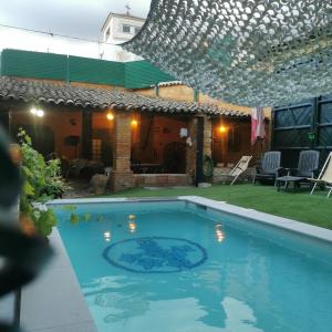 - une piscine dans l'arrière-cour d'une maison dans l'établissement Caltarragona casa rural, à Miralcamp