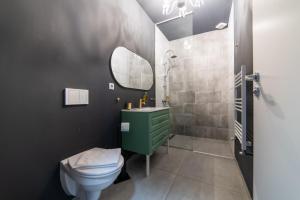 uma casa de banho com um lavatório verde e um WC em Zero em Cluj-Napoca