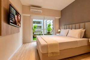 布宜诺斯艾利斯Modern Apartments in Puerto Madero的带一张大床和一扇窗户的卧室