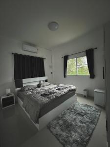 Postel nebo postele na pokoji v ubytování บ้านใหม่สไตล์นอร์ดิก Home Saendee สงบเงียบเป็นส่วนตัว