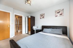 a bedroom with a large bed and a closet at En-suite Double Room (Private bathroom) Central London in London