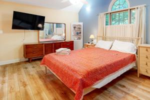 1 dormitorio con 1 cama y TV en la pared en Beaconhill Road 68 en Ocean Pines