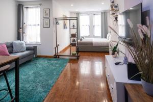 a living room with a couch and a green rug at REEF7 - Modern central flat, 5 mins from beach, centre and Bournemouth International Centre in Bournemouth