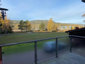 un balcón con vistas a un cuerpo de agua en Peaceful and Scandinavian-style Guesthouse with Scenic Nature and Seaview in High Coast en Domsjö