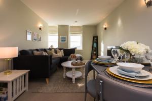 uma sala de estar com um sofá e uma mesa em Stunning Sea View Central Torbay Home with Parking em Torquay