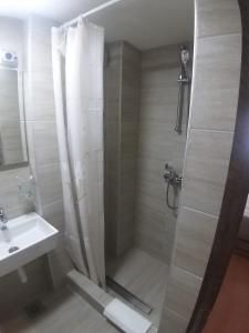 bagno con doccia e lavandino di Prenoćište SRBIJA a Surdulica