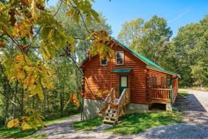 una cabaña en el bosque con una escalera que conduce a ella en Seven Pines Cabin - Secluded in Hocking Hills, en Nelsonville