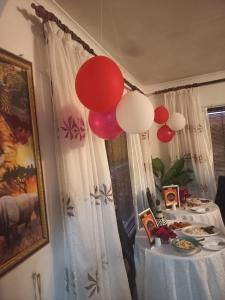 un tavolo con lanterne rosse e bianche e palloncini di Turning Point B&B a Città del Capo