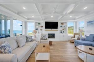 een woonkamer met een bank en een tv bij La Vita Bella in Oak Island