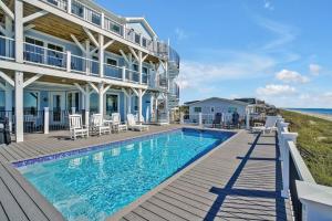 een huis met een zwembad aan de oceaan bij La Vita Bella in Oak Island
