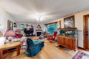 een woonkamer met een aquarium in de woonkamer bij Grand Isle Lake House in Grand Isle