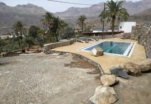 een zwembad met bergen op de achtergrond bij La casa vieja de la Montaña in Santa Lucía