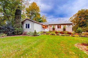 een huis met een gazon ervoor bij Grand Isle Lake House in Grand Isle