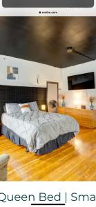 1 dormitorio con 1 cama y TV en la pared en F.M.T. en Harrisburg