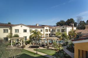 uma vista aérea do pátio de um resort em Courtyard by Marriott Santa Barbara Goleta em Santa Bárbara