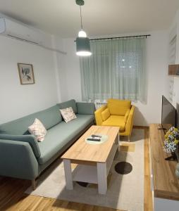 sala de estar con sofá y mesa en Apartment Eight - Pirot en Pirot