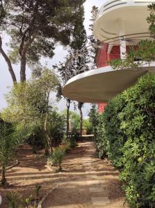 a building with a bunch of bushes and trees at Villa Muia-Appartamento con ampio terrazzo in Parabita