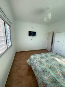 - une chambre avec un lit dans l'angle dans l'établissement Caelum, à Concepción del Uruguay