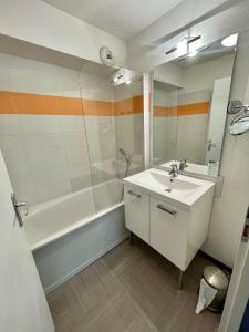a bathroom with a sink and a tub and a shower at Appartement sur les pistes de ski avec piscine in Sainte-Marie-de-Vars