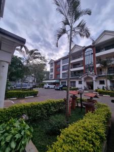 una palmera en medio de un estacionamiento en Shared Apartment with the best entertainment spots, en Nairobi