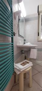 bagno con lavandino e specchio di Hotel San Francesco a San Giovanni Rotondo