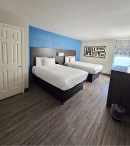 Tempat tidur dalam kamar di La Quinta by Wyndham Houston Stafford Sugarland