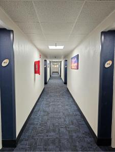 un couloir dans un immeuble de bureaux avec un long couloir dans l'établissement La Quinta by Wyndham Houston Stafford Sugarland, à Stafford