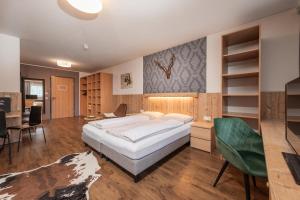 Postel nebo postele na pokoji v ubytování AlpenParks Hotel MONTANA