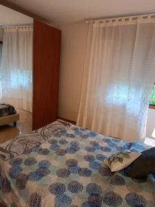 ein Schlafzimmer mit einem Bett mit einem Paar Schuhe darauf in der Unterkunft La casetta di Ugo in Grisignano di Zocco