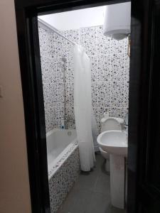 アクラにあるEdgard Hotelのバスルーム(バスタブ、トイレ、シンク付)