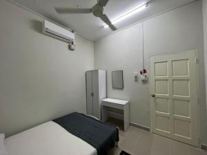 una camera con un letto, una porta e un lavandino di Relaxs Homestay Semi-D a Bachok