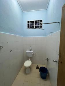 un bagno con wc e finestra di Relaxs Homestay Semi-D a Bachok