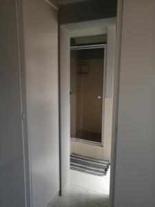 ein leeres Bad mit Spiegel und Flur in der Unterkunft Crest Farm Cottage in Waterfall + 21 Fotos