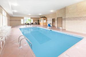 uma grande piscina num quarto de hotel em Super 8 by Wyndham Big Rapids em Big Rapids