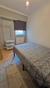 a bedroom with a bed in the corner of a room at (R0)2 Bedroom Flat in Zone 2 Lnd in London