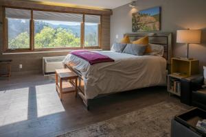 ein Schlafzimmer mit großem Bett und Fenster in der Unterkunft Tamarron Lodge Studio - 109 in Durango + 43 Fotos